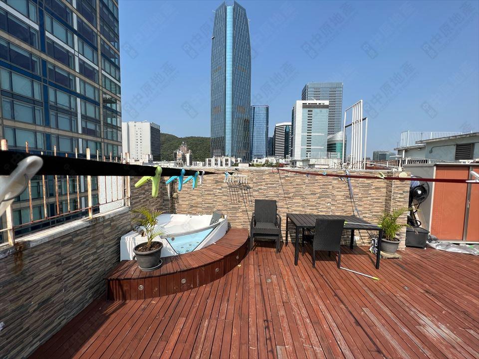 天台面積有逾600方呎,附有雅緻裝修,以及一個按摩浴池。