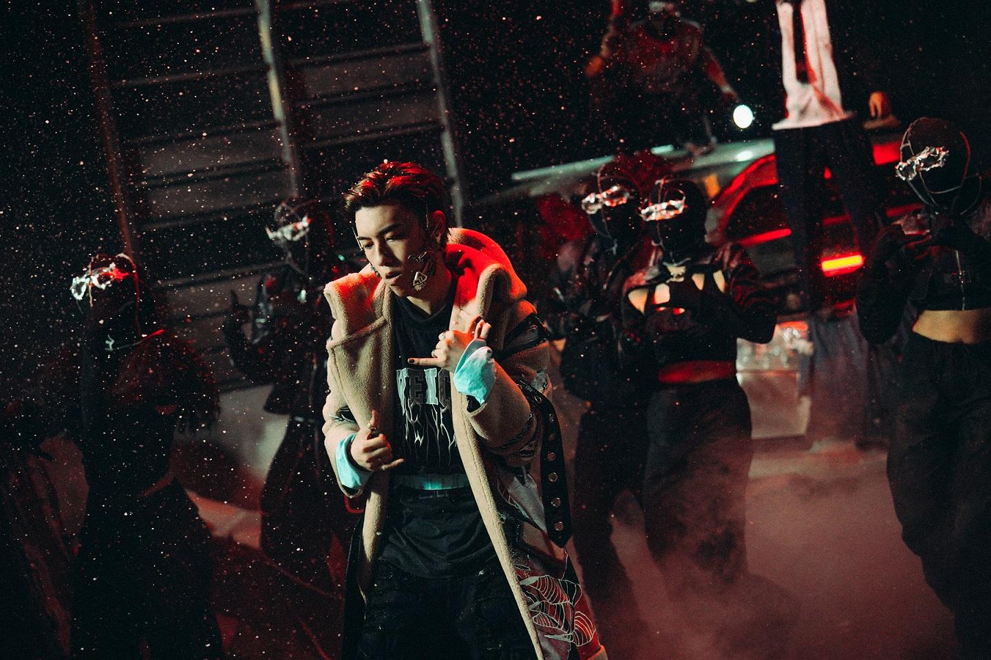 MC在新歌《Overkill》MV中,轉換了4個造型。