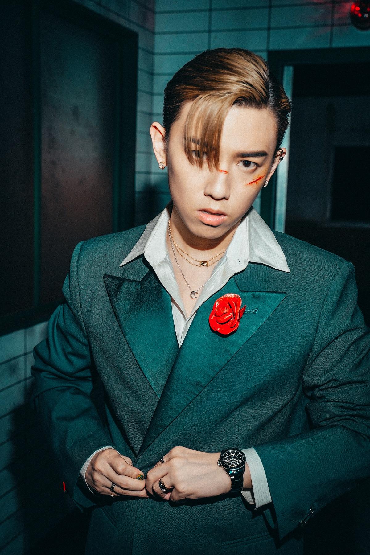 MC以不同造型拍為新歌《Overkill》拍MV,當然不乏靚仔look。