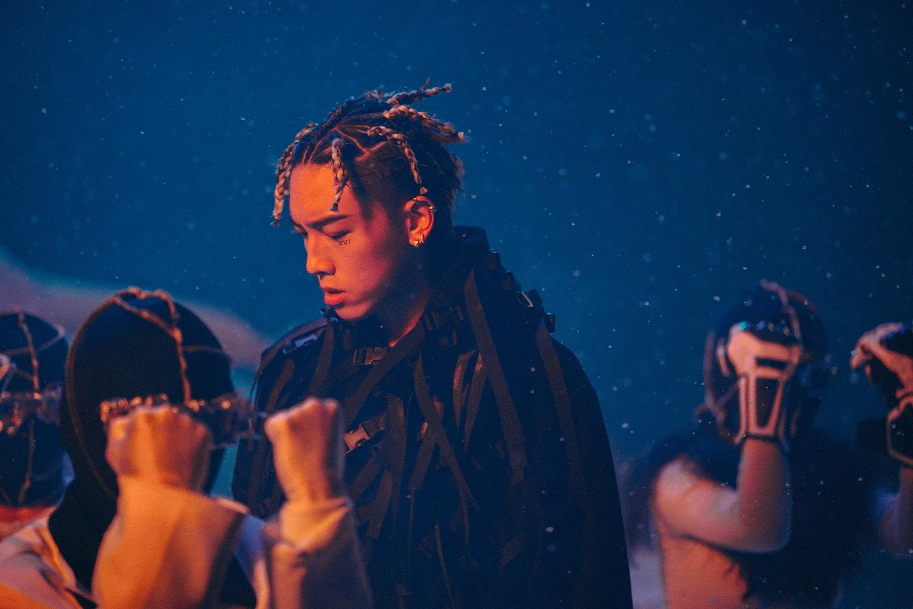 MC在新歌《Overkill》拍MV,首次嘗試dreadlock造型。