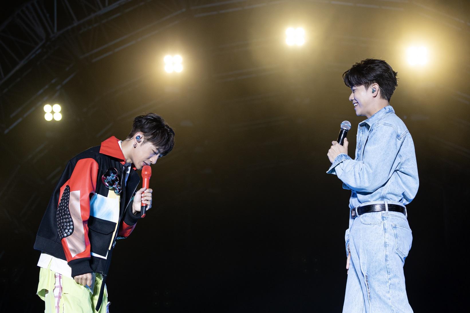 洪嘉豪首次開個人騷,以軒仔送贈的咪獻唱,感激不盡。