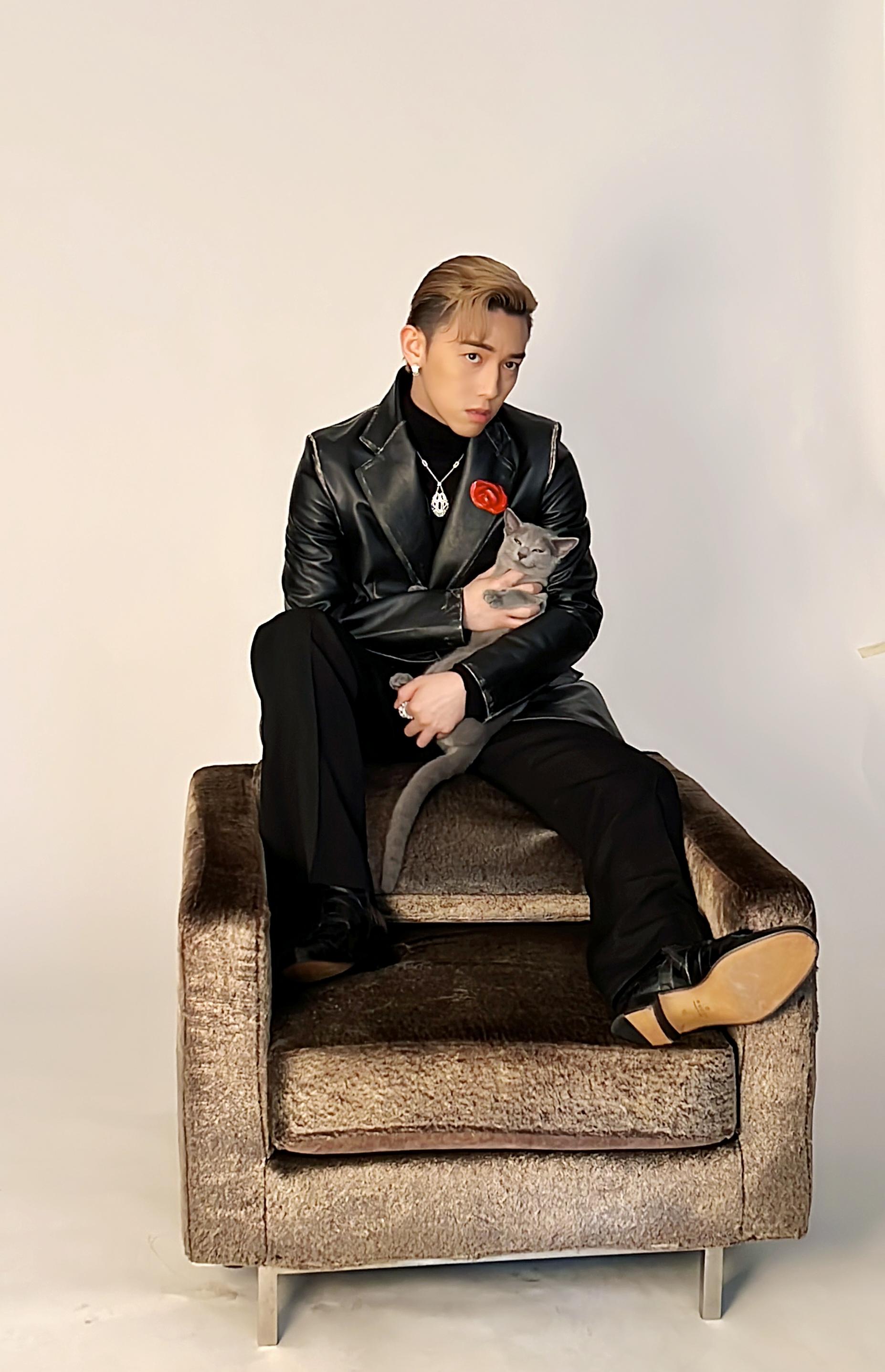 MC今次拍個唱海報與貓貓一同拍攝。