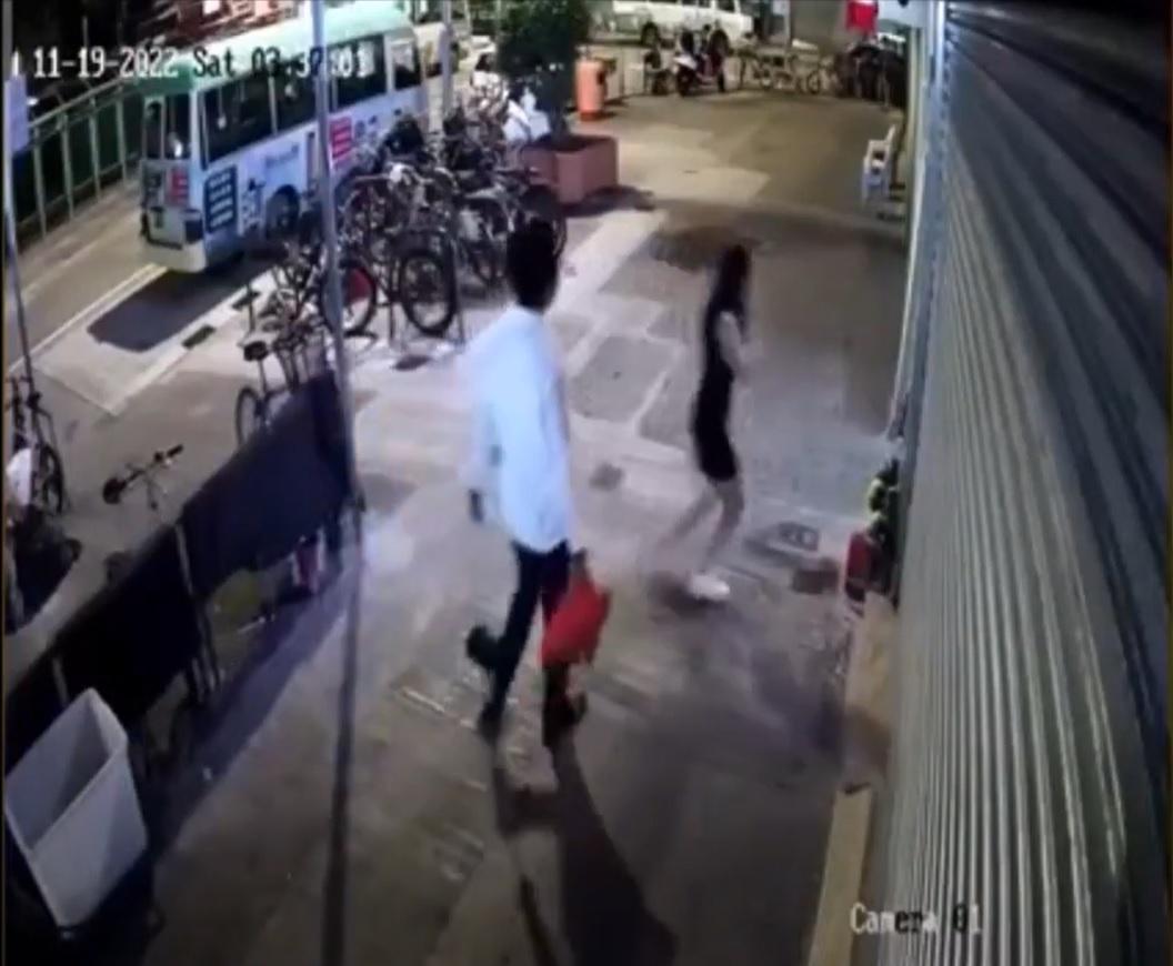 網上熱話|元朗男女街頭爭執 踢土地公洩憤捱轟