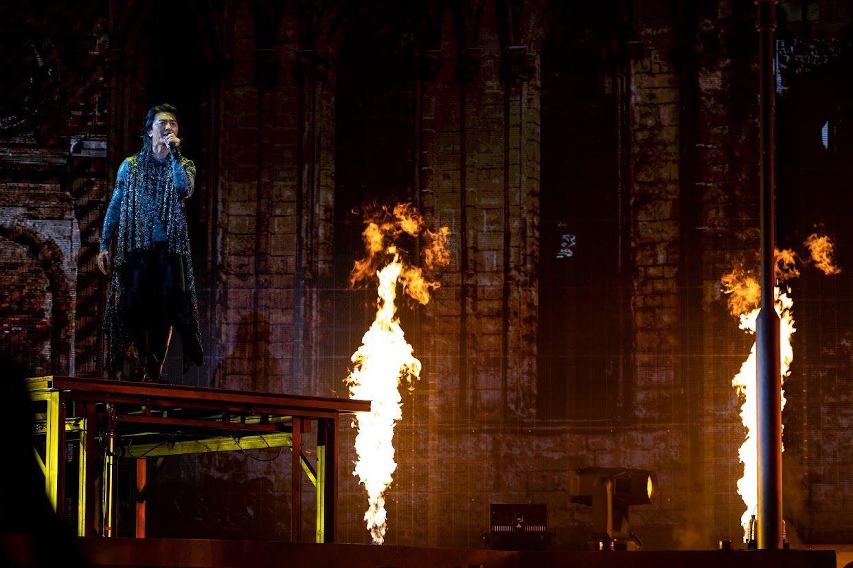 今次演唱會以三面台呈現出故事性的舞台演出,配合噴火視覺效果。