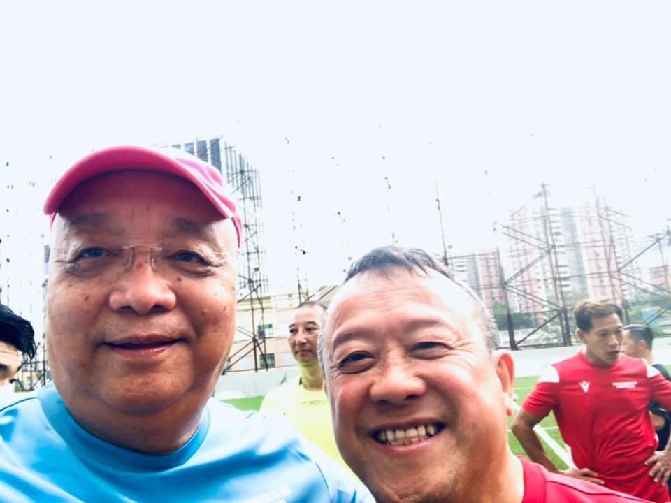 黃興桂與曾志偉同是足球員。