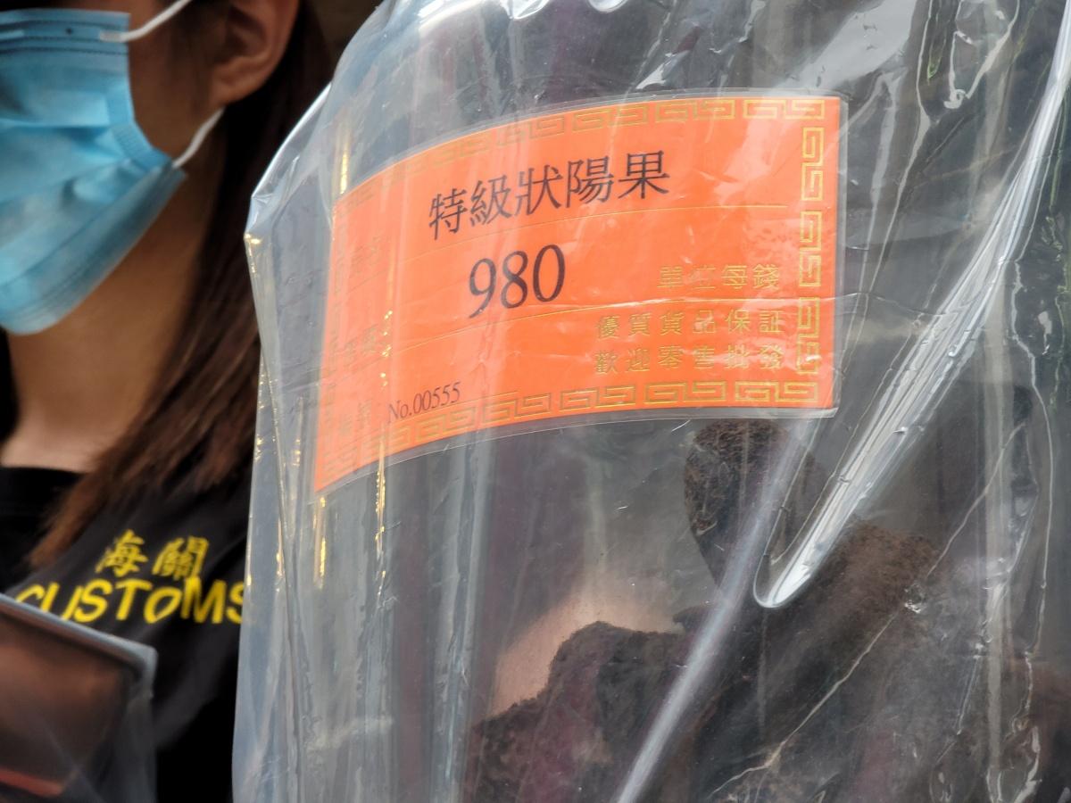 不良營銷|79歲長者疑被威嚇碌逾10萬買藥材 銅鑼灣一藥店3職員被捕