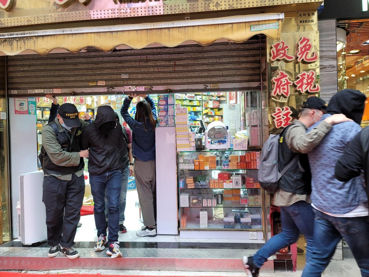 不良營銷|79歲長者疑被威嚇碌逾10萬買藥材 銅鑼灣一藥店3職員被捕