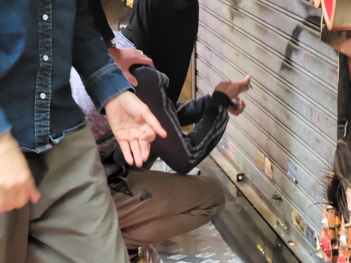 不良營銷|79歲長者疑被威嚇碌逾10萬買藥材 銅鑼灣一藥店3職員被捕