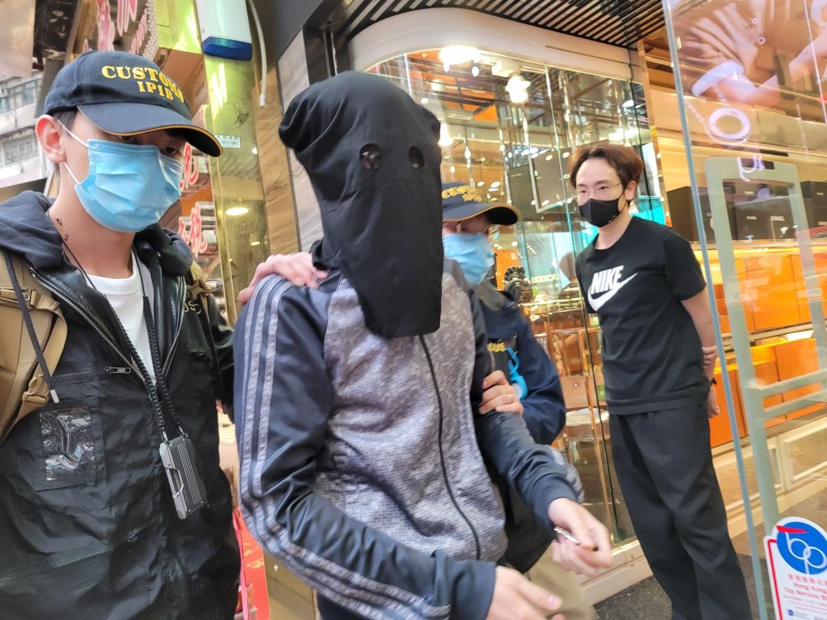 不良營銷|79歲長者疑被威嚇碌逾10萬買藥材 銅鑼灣一藥店3職員被捕