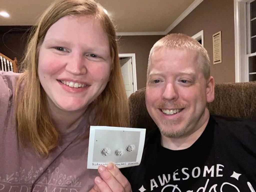 Rachel及丈夫Philip展示成功解凍的3個胚胎照片。(互聯網)