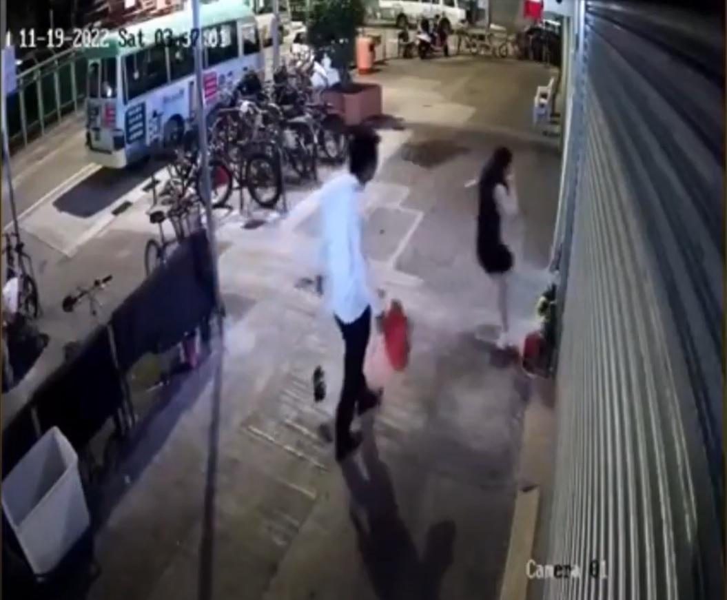 網上熱話|元朗男女街頭爭執 踢土地公洩憤捱轟