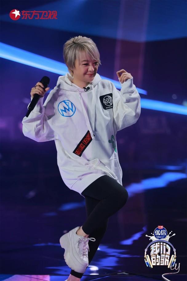 陳慧嫻重新演繹《跳舞街》。