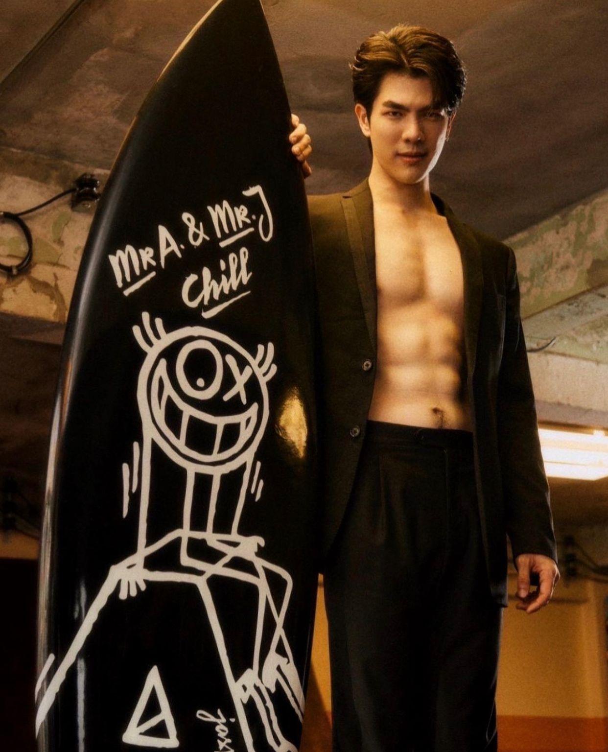 Mile是泰國男歌手、演員、Model兼DJ。