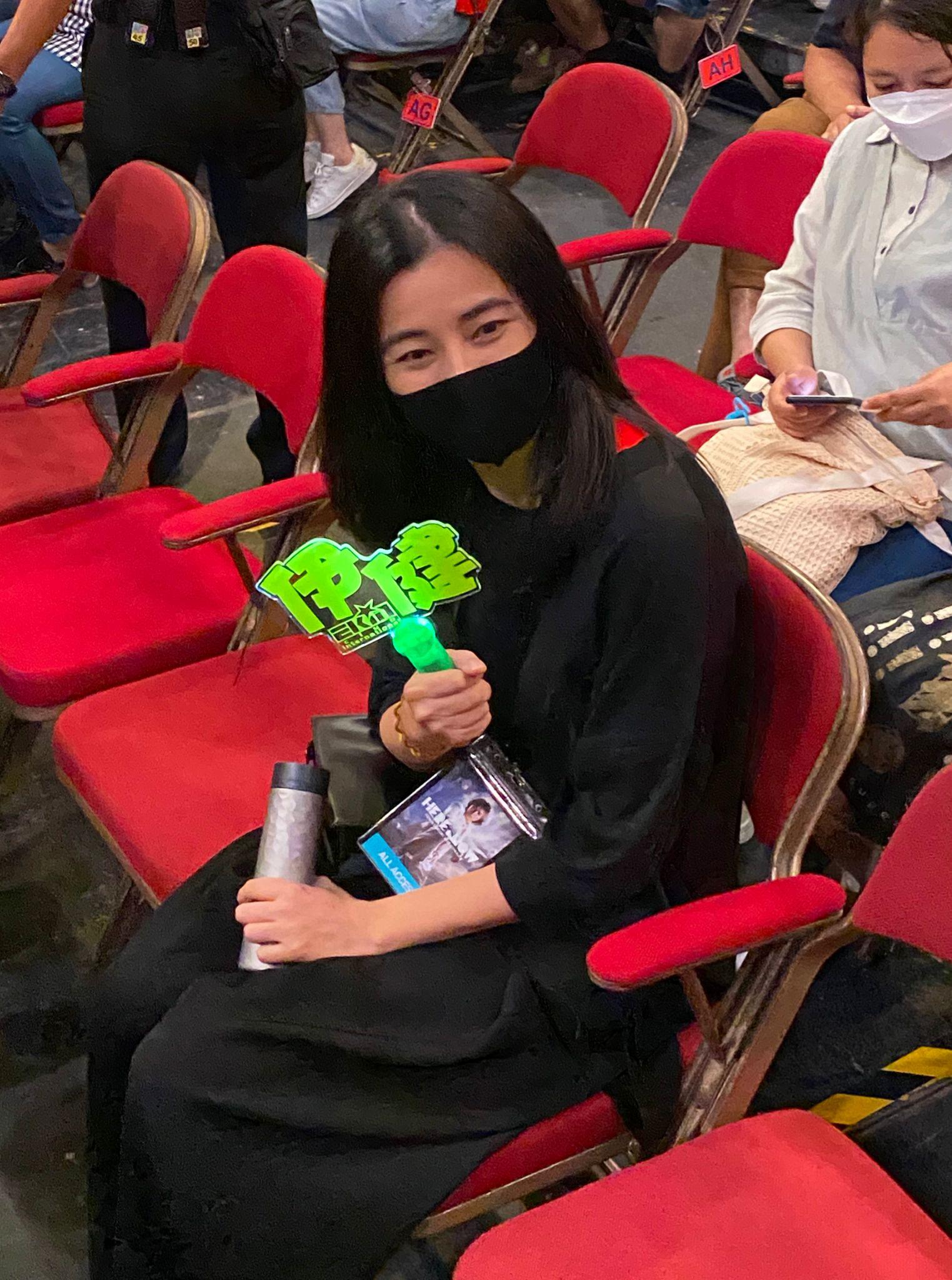 蒙嘉慧手持應援燈牌為老公打氣。