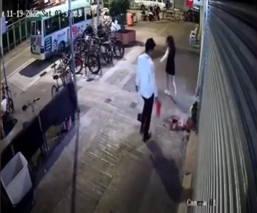 網上熱話|元朗男女街頭爭執 踢土地公洩憤捱轟