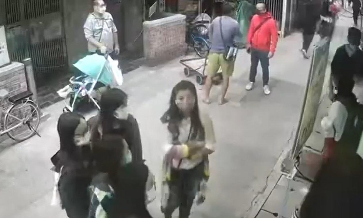 紅衣男不停被灰衣男挑釁。