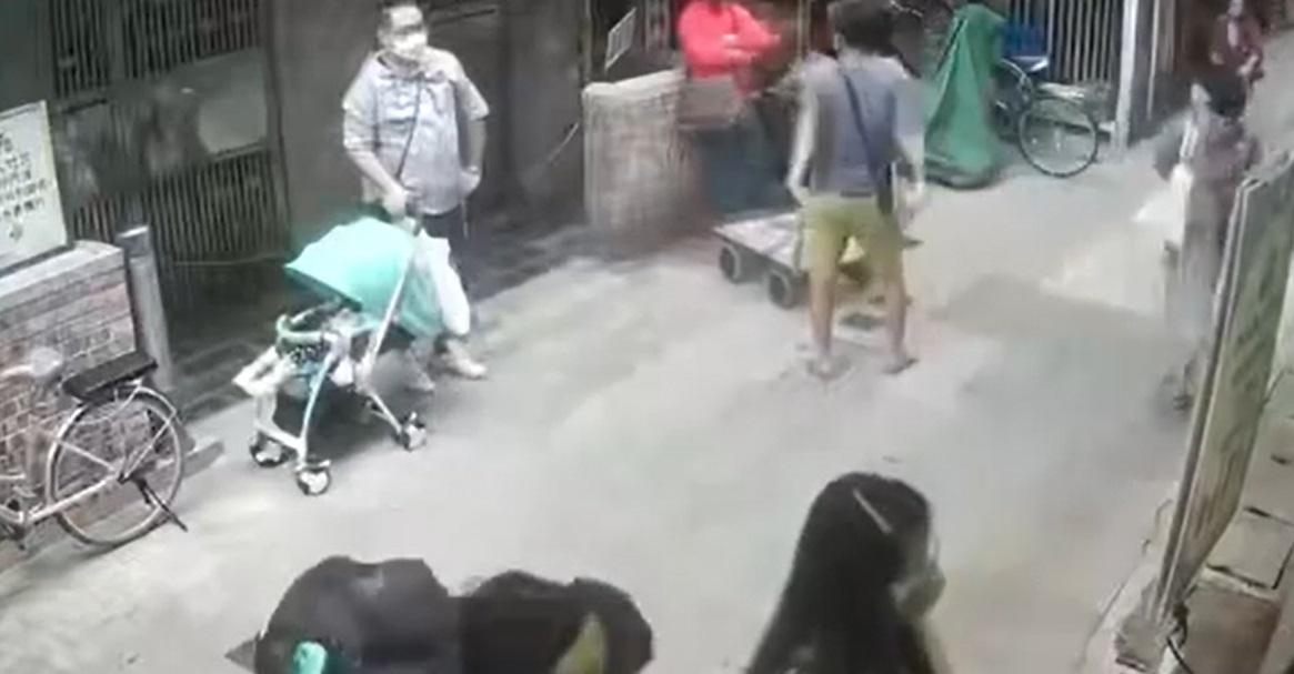 紅衣男不停被灰衣男挑釁。