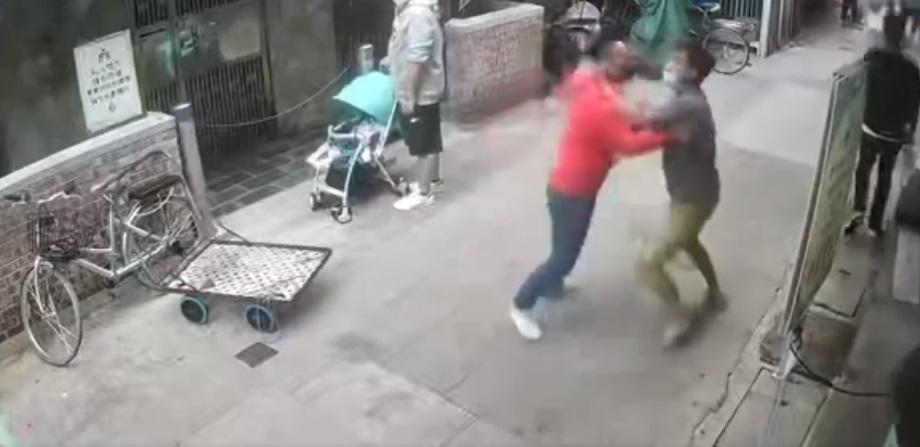 二人最後動武。