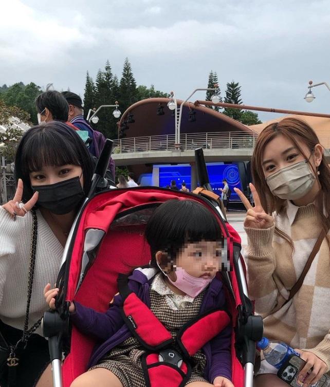 Day與Candy到迪士尼遊玩。