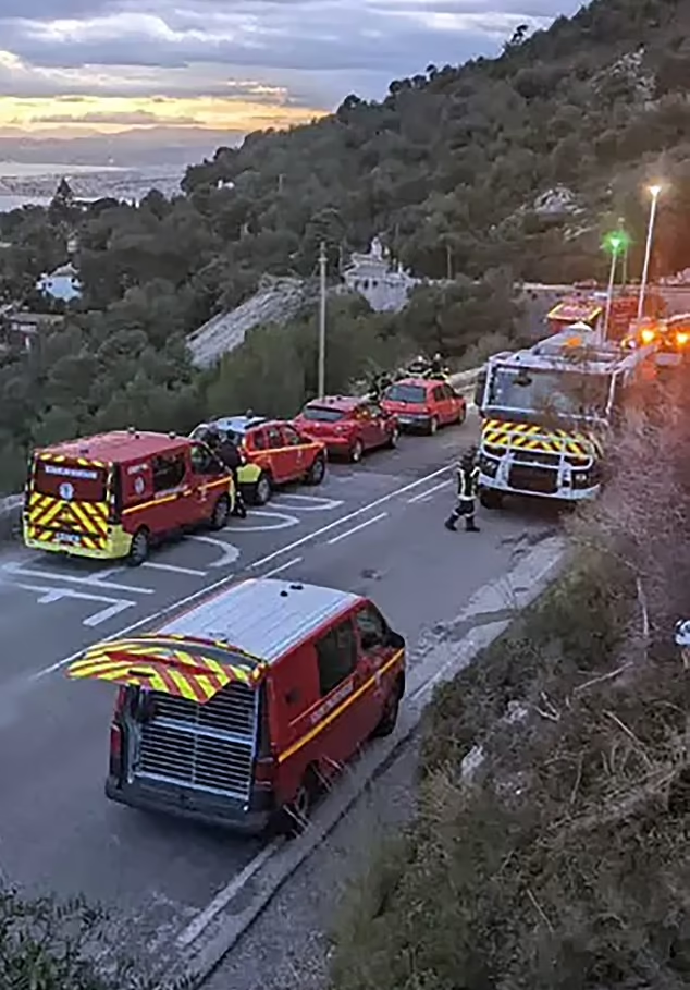 大批消防員在直升機墜毀現場搜救。(互聯網)