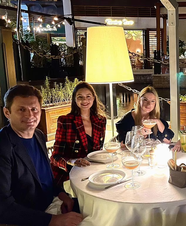 塔倫與妻子(右)及女兒於2020年攝於杜拜。(互聯網)