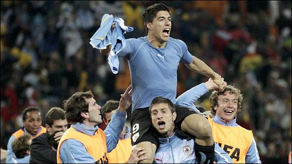 蘇亞雷斯手球拍走必入球。(資料圖片)