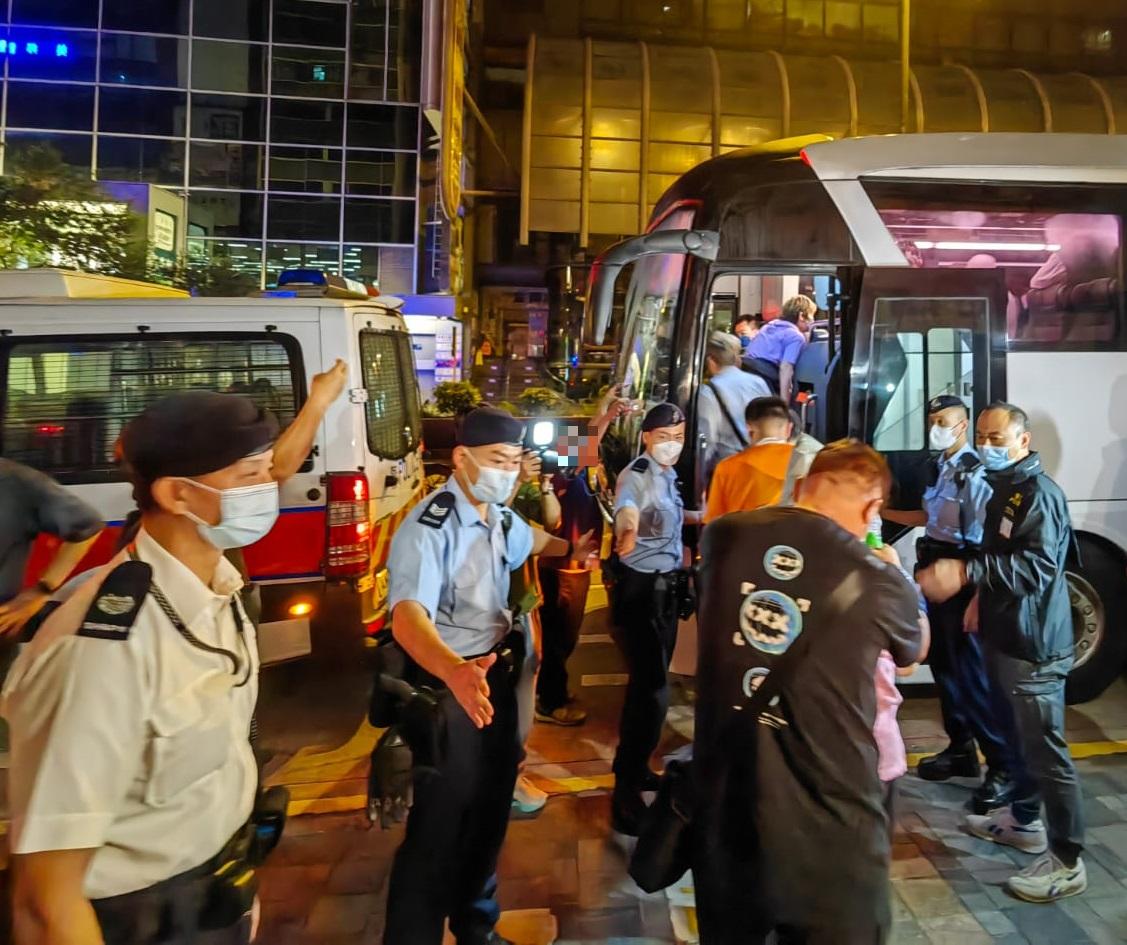 O記港九多區搗6個非法賭檔拘79人 73人違限聚令同遭票控