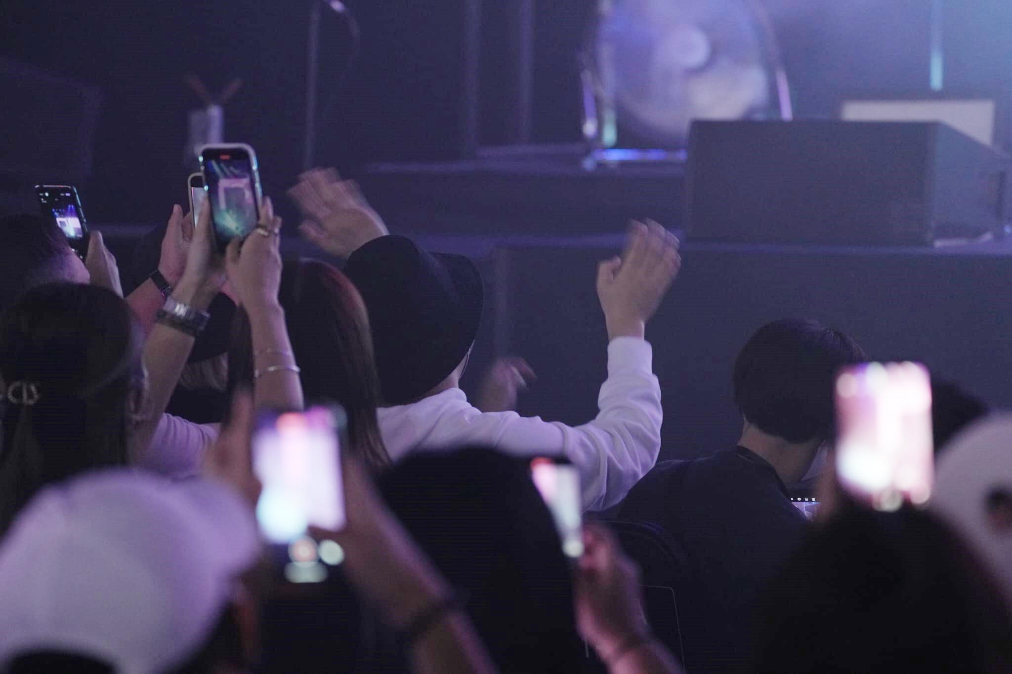 Edan(黑帽者)低調入場。(陳奕釗攝)