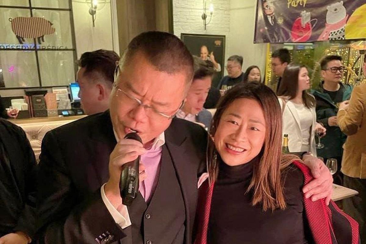 洪為民(左)年初的生日派對邀請過百人出席。(網上圖片)