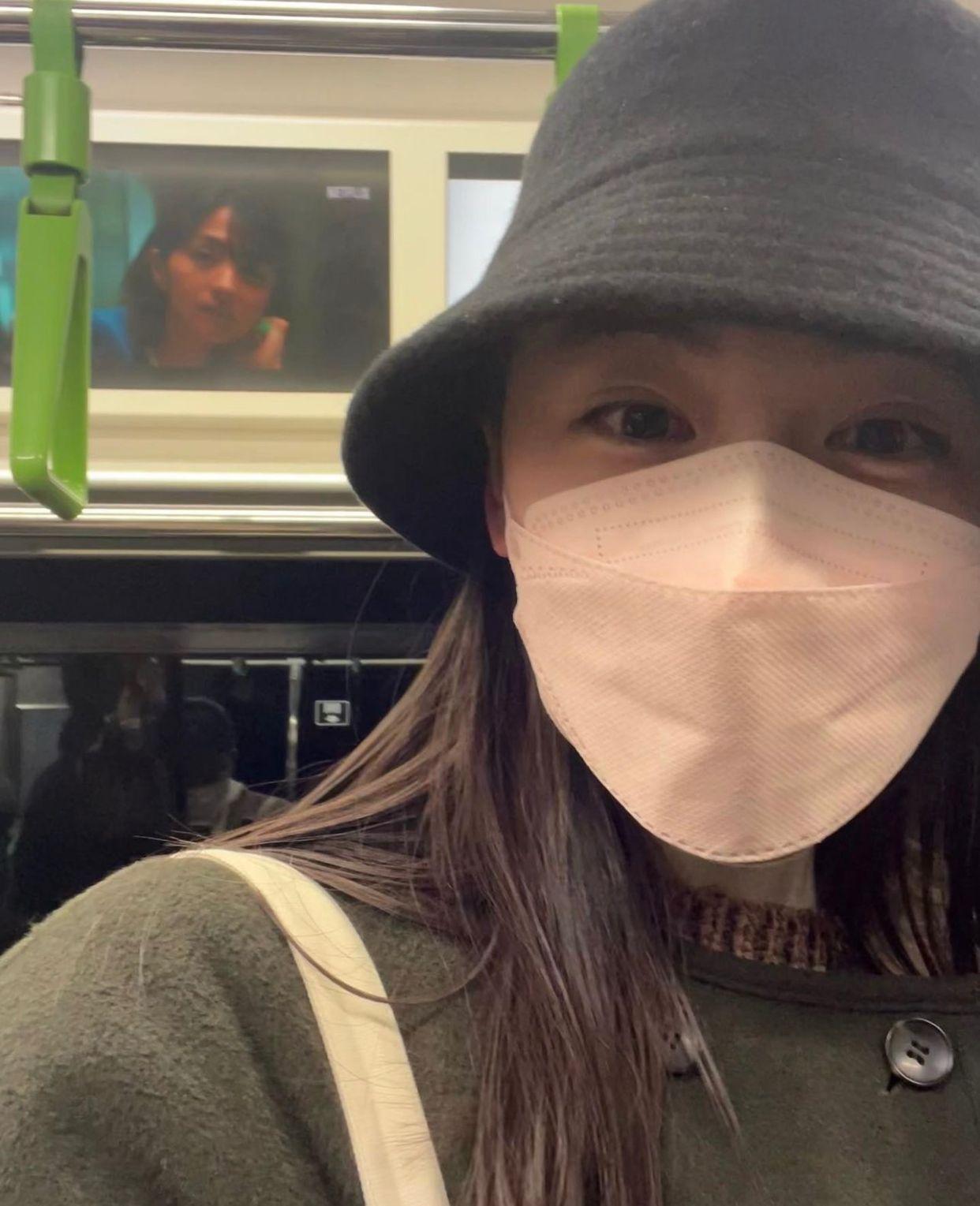 八木莉可專程乘搭山手線的「Netflix號」,在車廂內跟宣傳廣告合照。