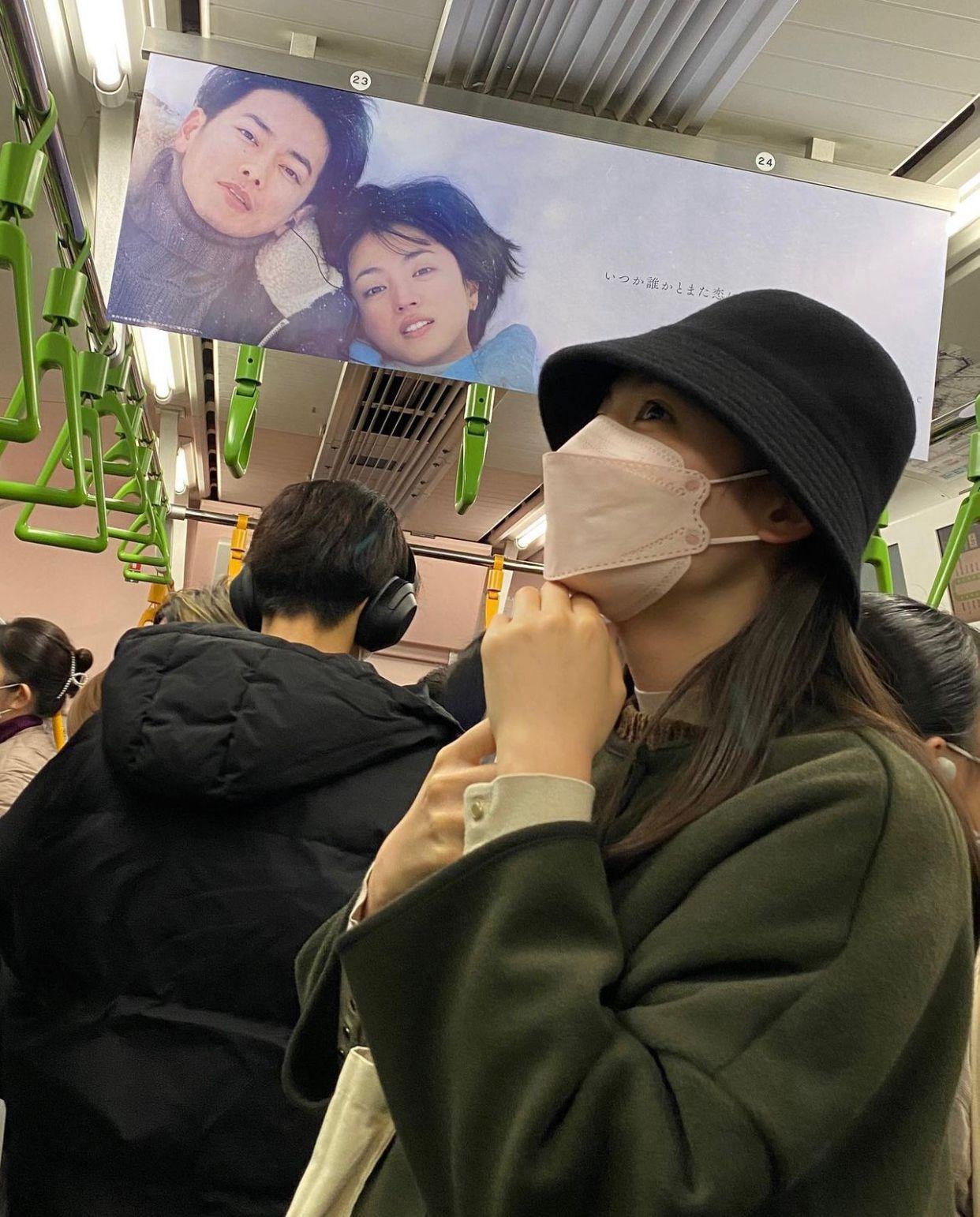 八木莉可專程乘搭山手線的「Netflix號」,在車廂內跟宣傳廣告合照。