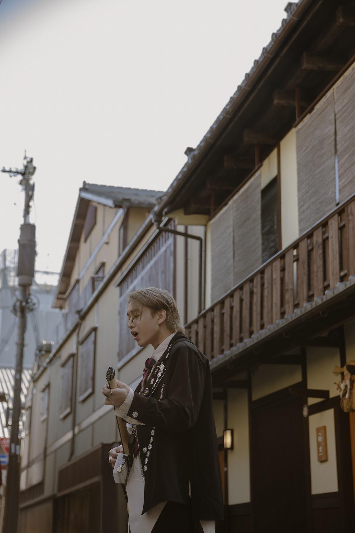 Jer的服飾與結他都與之前的MV有關。