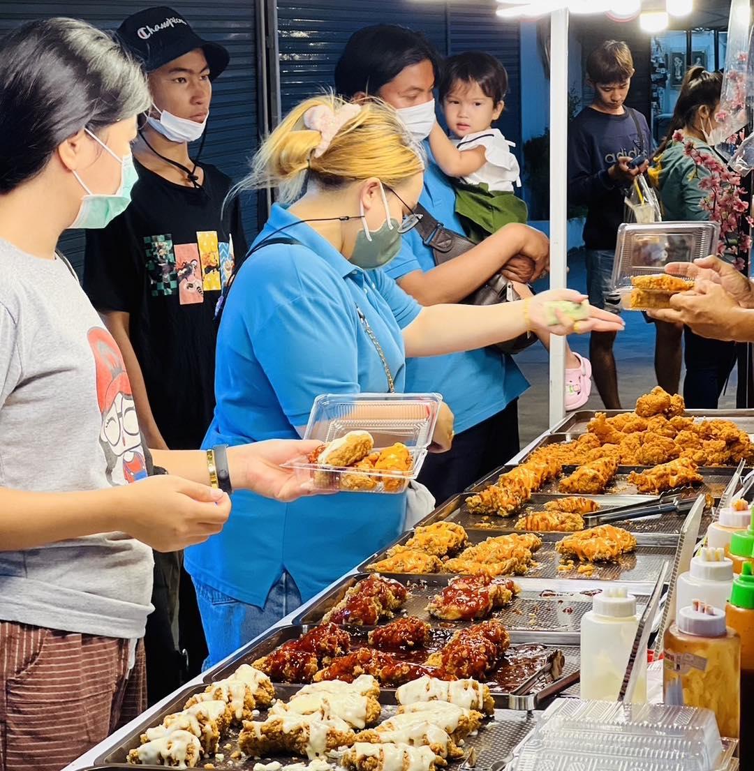 食物方面,則有泰式串燒、壽司、燒海鮮等。