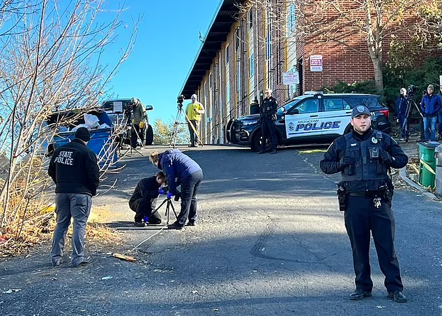 鑑證人員收集屋外的車輪痕跡。(互聯網)