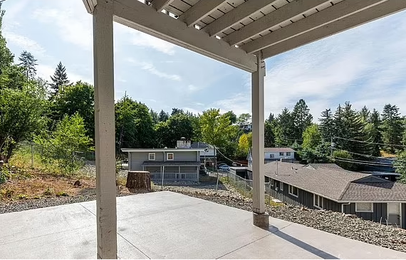 案發現場附近有不少民居,但暫未有鄰居能提供線索。(互聯網)