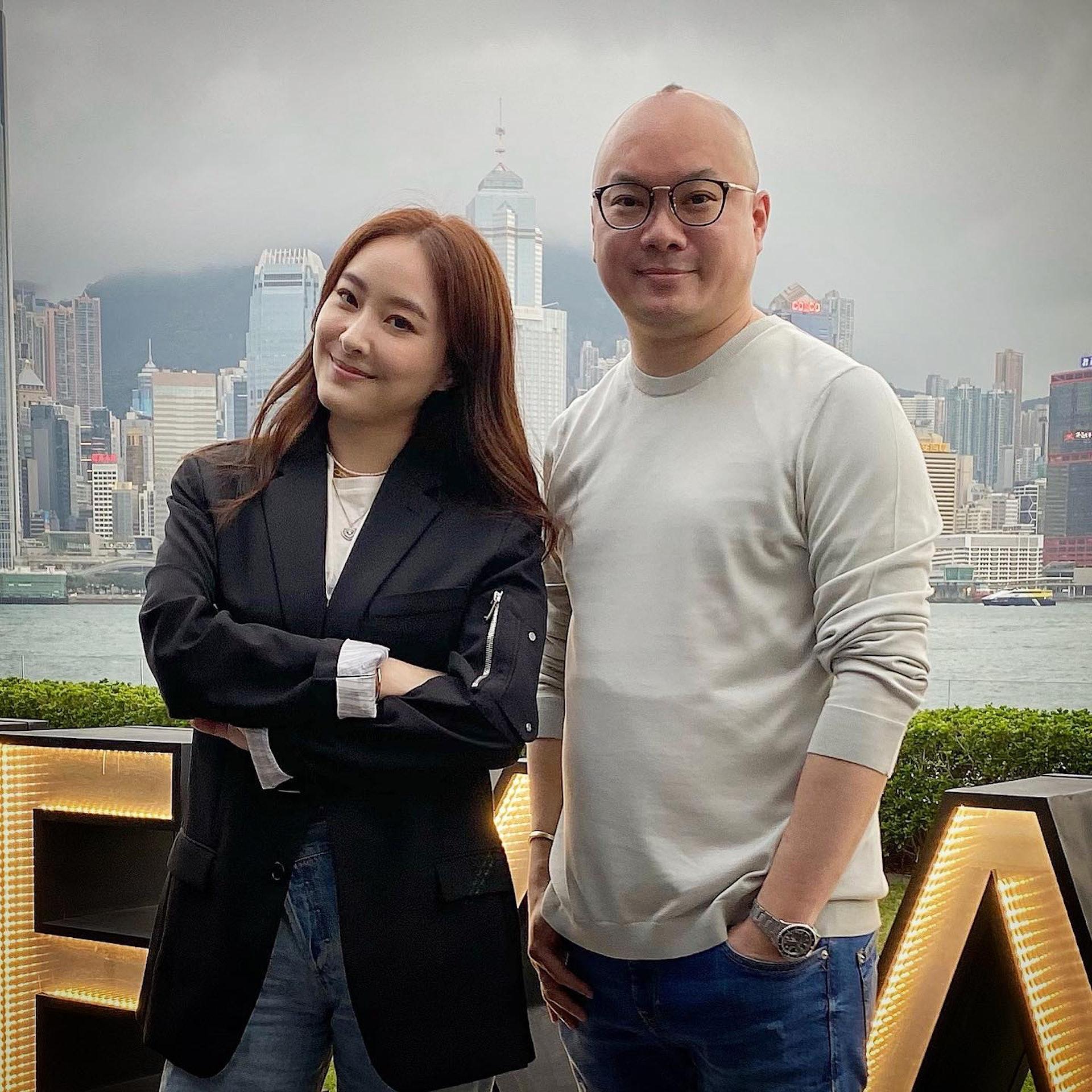 Simon與圈中人熟稔。