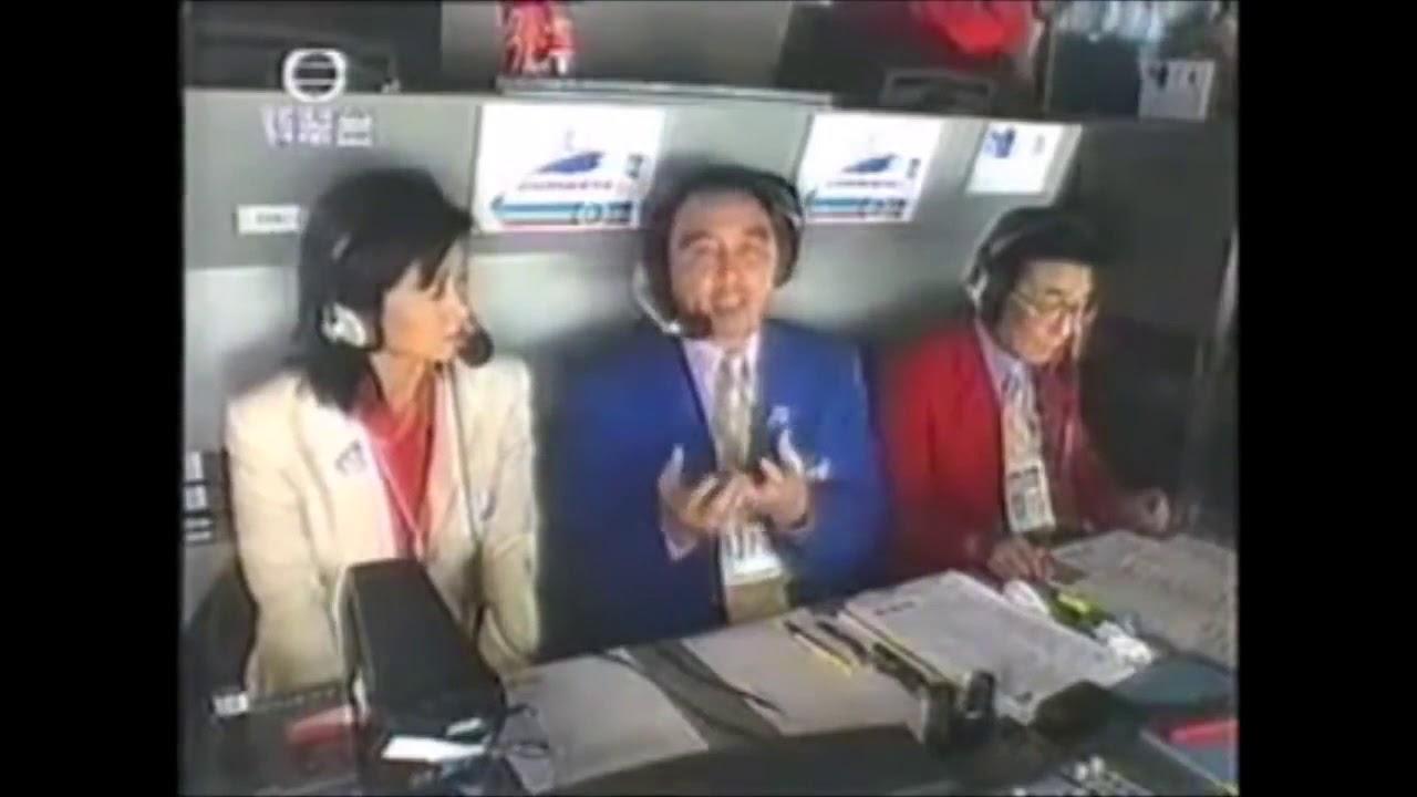 當郭家明(中)說話時,林尚義在直播期間拿出香煙。