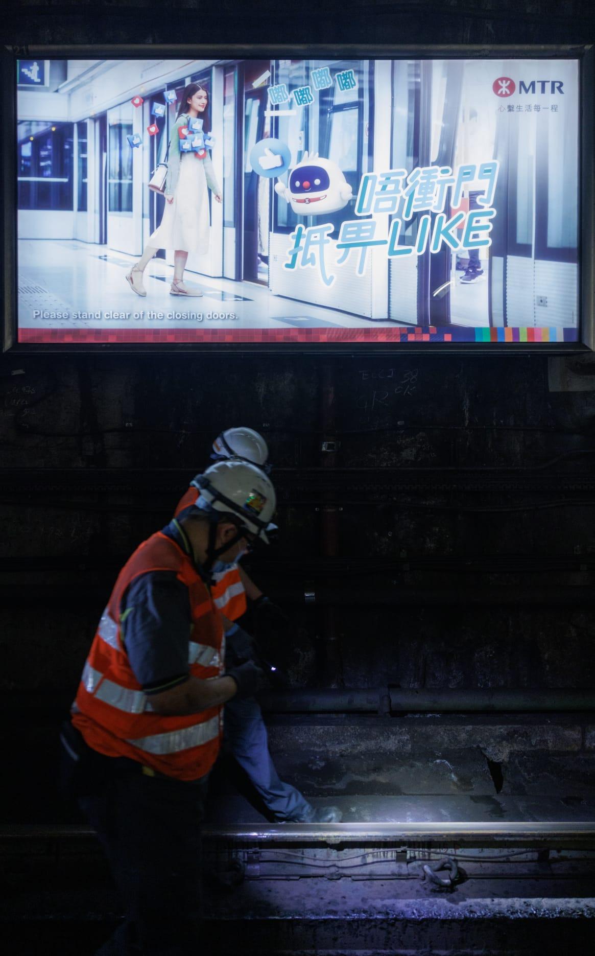 港鐵工程人員繼續檢查路軌狀況。