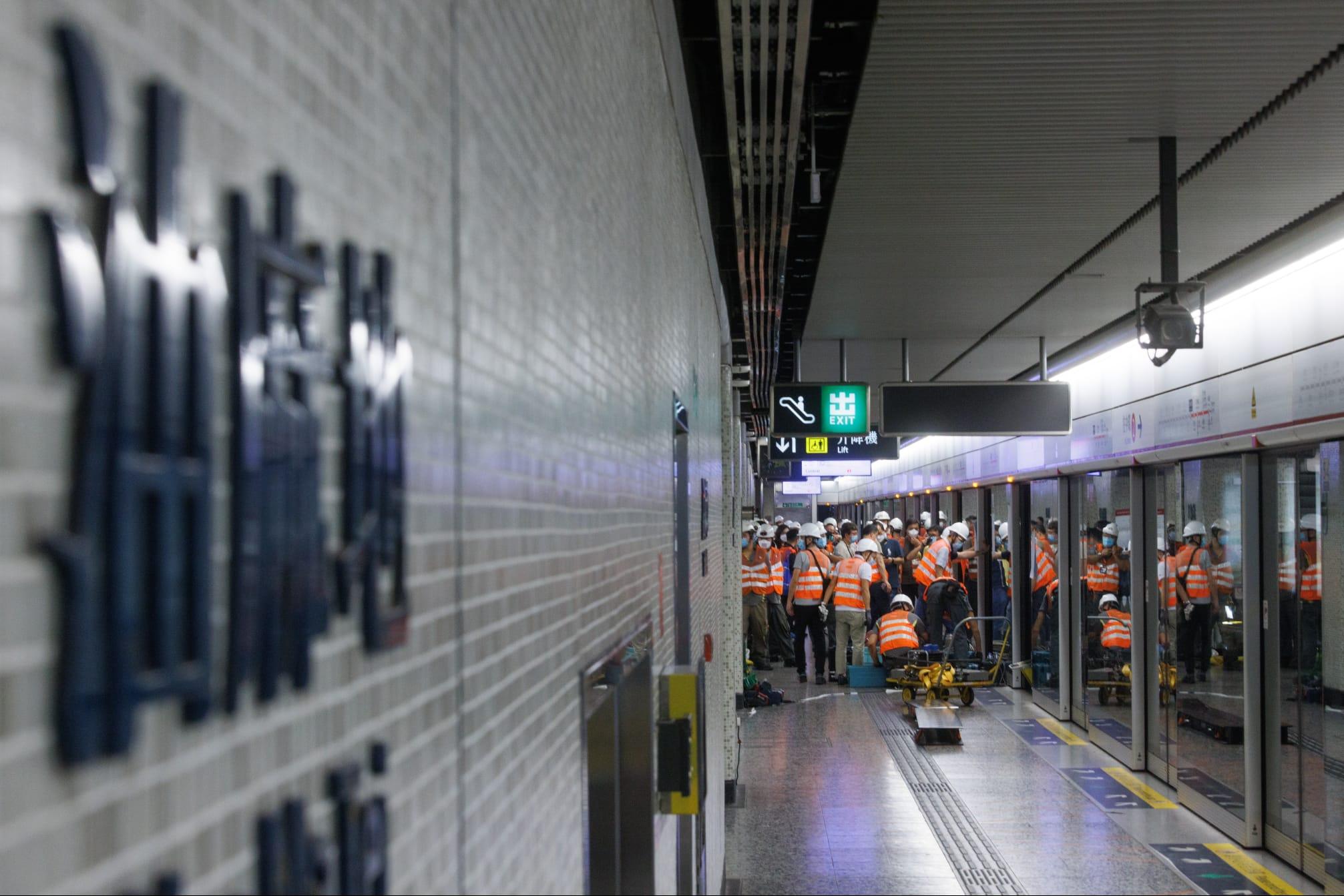 港鐵工程人員繼續檢查事故狀況。