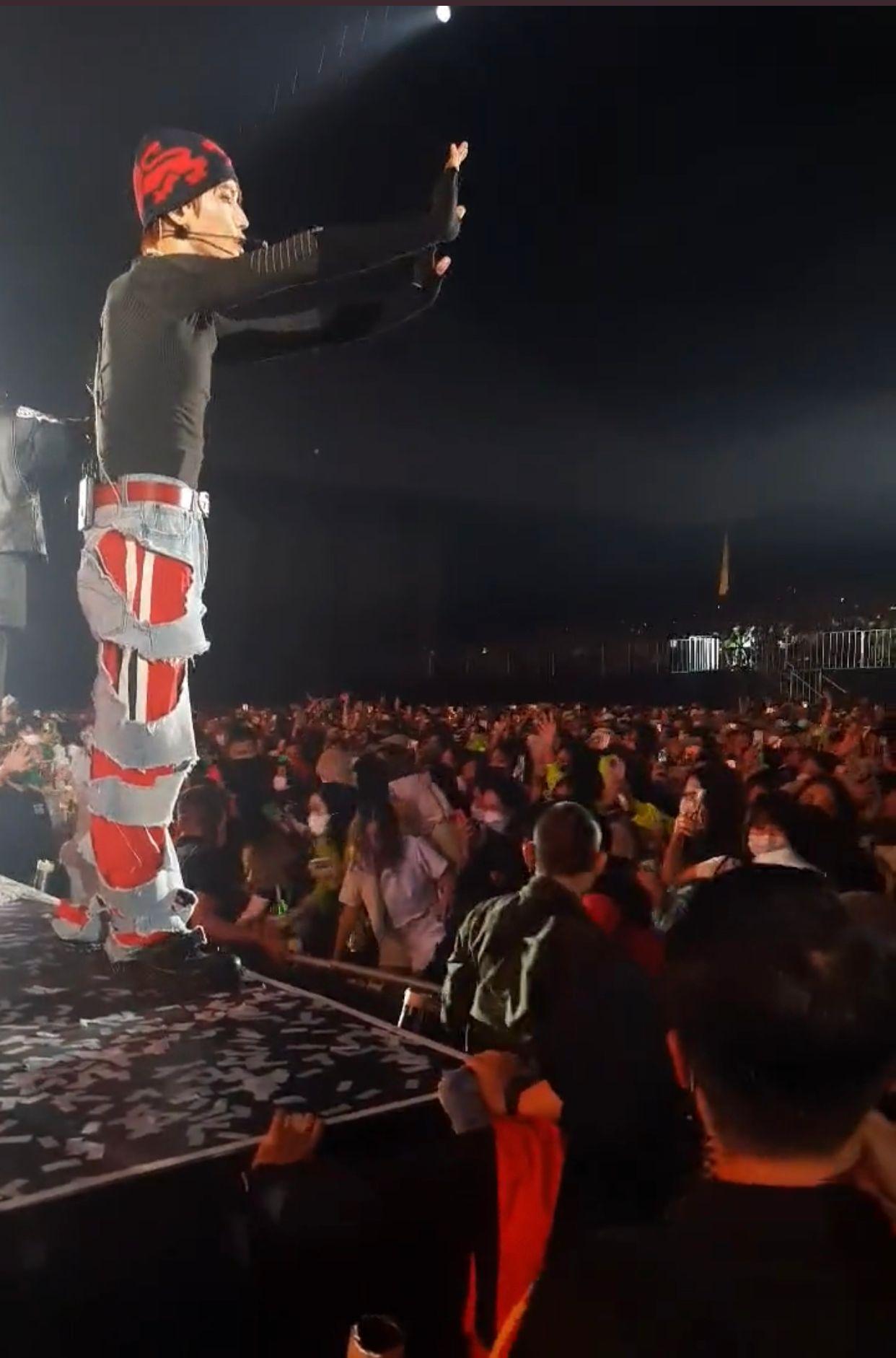 NCT127印尼雅加達演唱會爆發意外,搖滾區的觀眾不斷推撞導致約30名粉絲跌倒後昏迷。