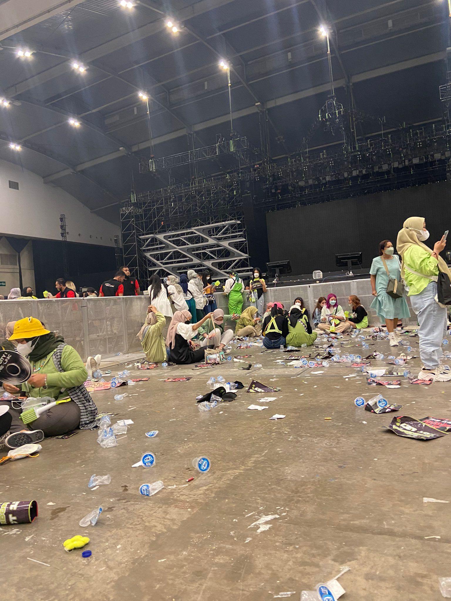 演出被迫中斷,工作人員及保安立即將傷者抬出場外救治。