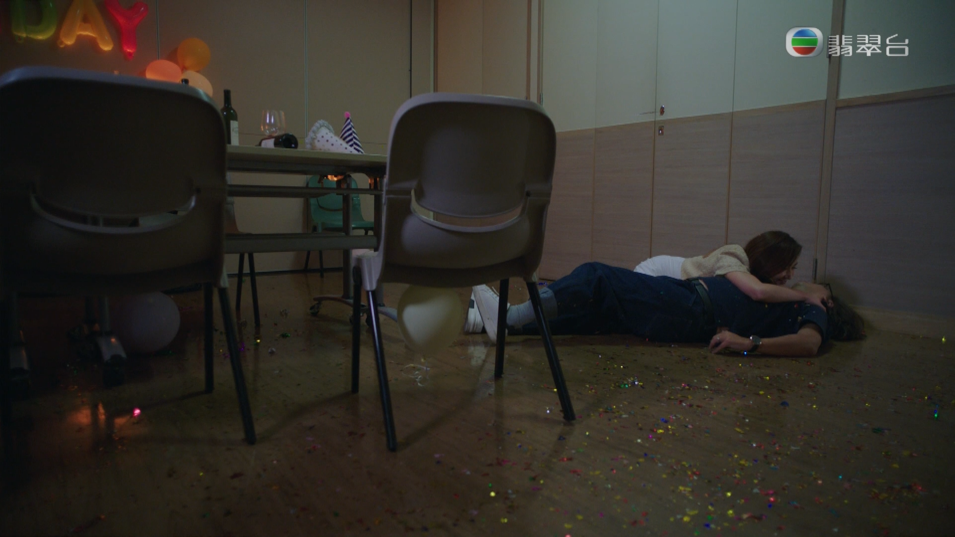 黃嘉雯壓在林敏驄身上。