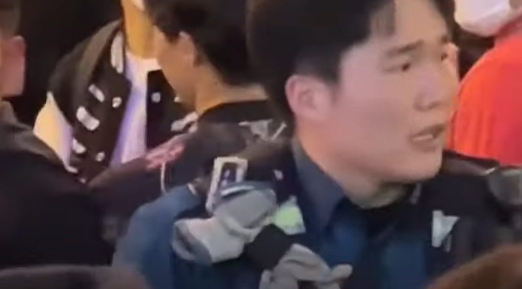 慘劇發生後,該名警員不斷呼籲民眾疏散,卻無人理。(互聯網)