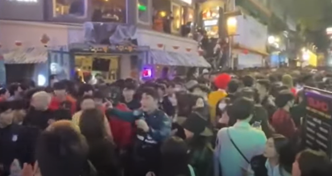 慘劇發生後,梨泰院大街仍有極多人聚集,該名警員不斷呼籲民眾疏散。(互聯網)