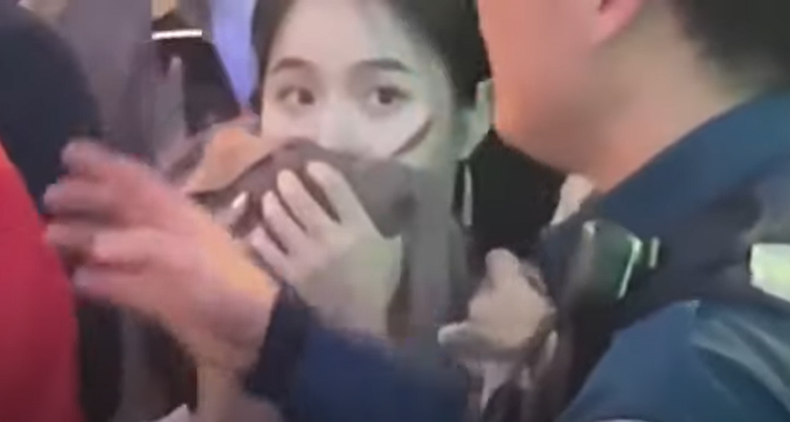 民眾一臉茫然,似乎不明白警員在焦急甚麼。(互聯網)