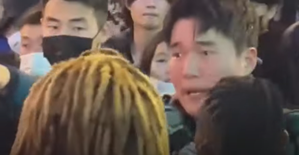 民眾一臉茫然,似乎不明白警員在焦急甚麼。(互聯網)