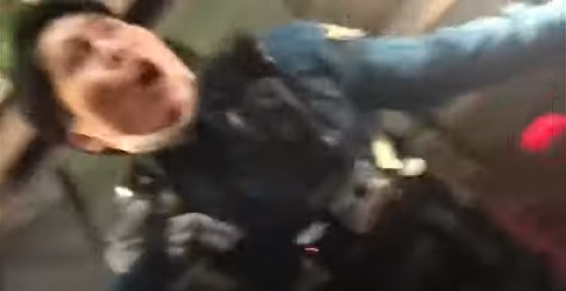 警員其後站在出事窄巷巷口位置高處大叫,試圖疏散人群。(互聯網)