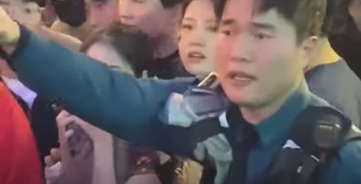 慘劇發生後,該名警員不斷呼籲民眾疏散,卻無人理。(互聯網)