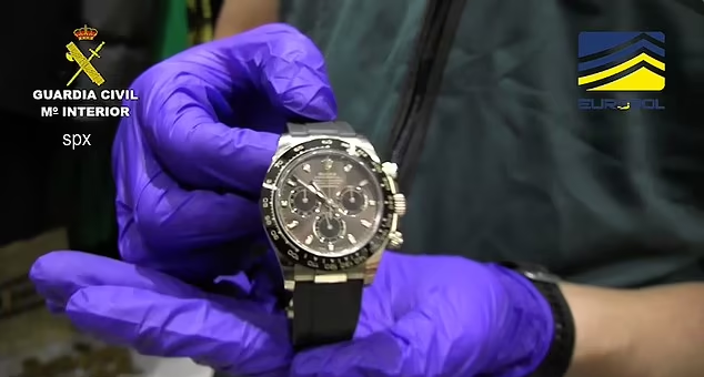 警方亦檢獲名錶。(互聯網)