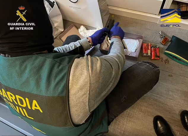 同時搜獲槍械。(互聯網)